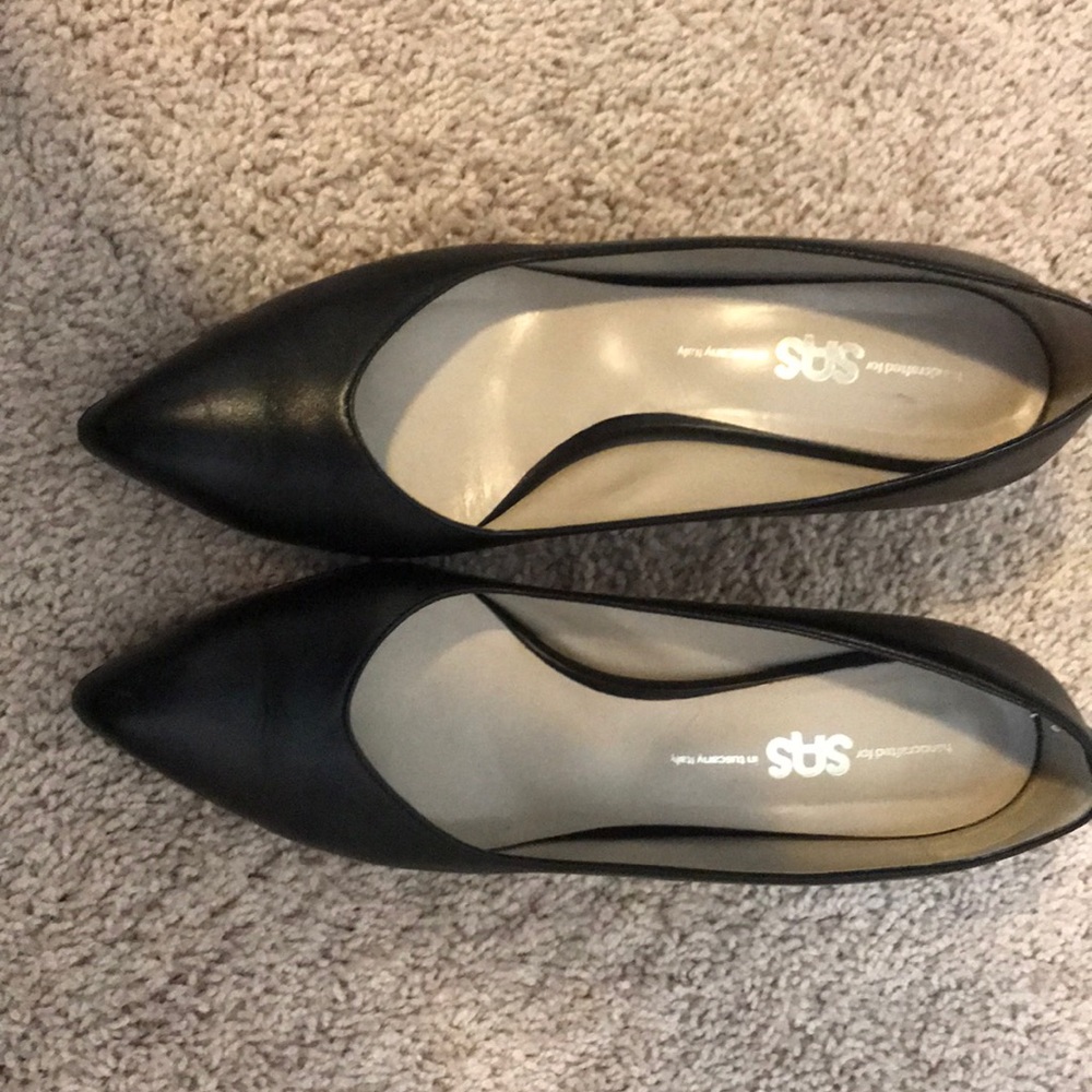 Black pumps